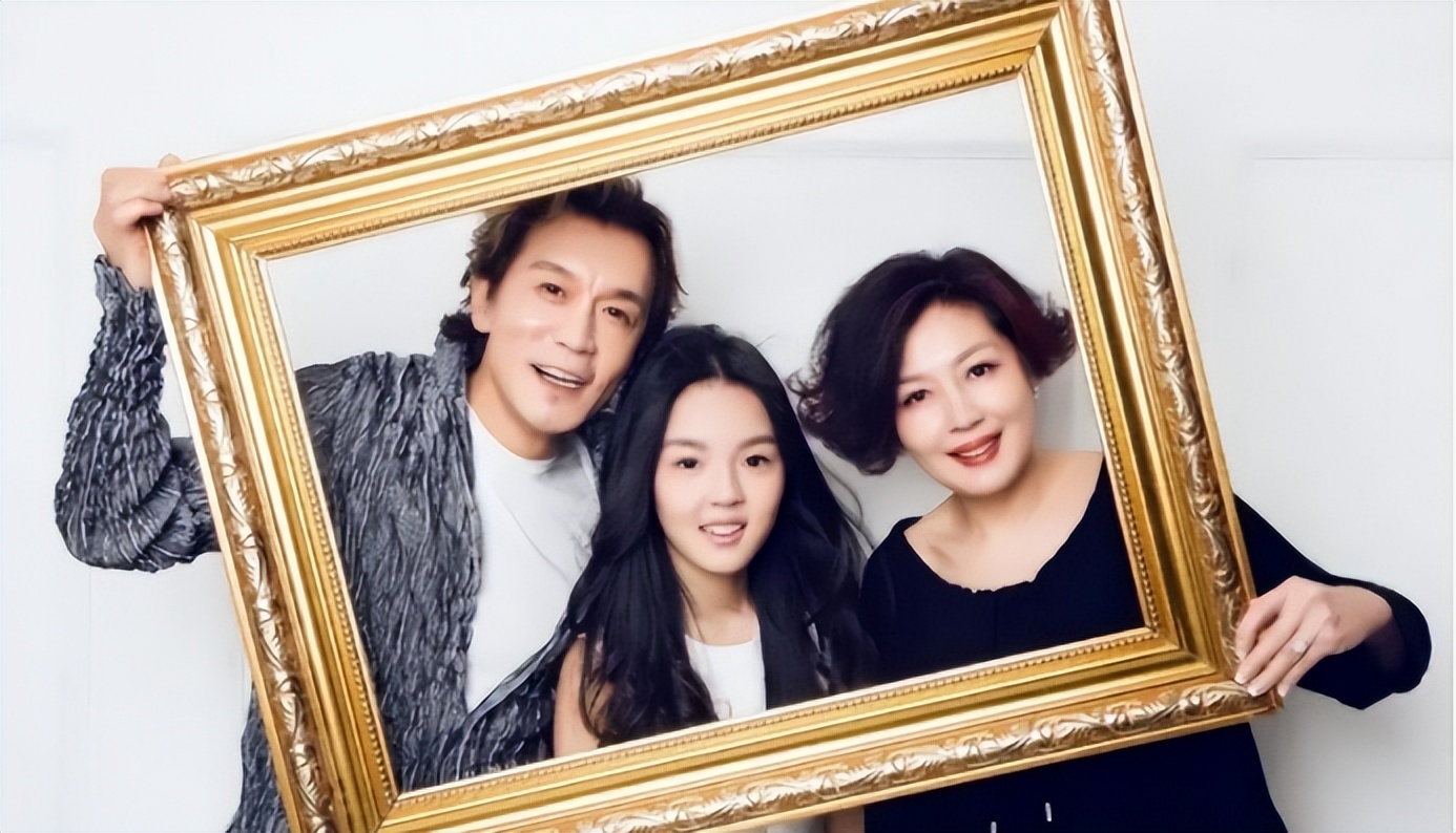 李咏妻子哈文家庭背景显赫,李咏去世后他的妻子哈文怎么样了