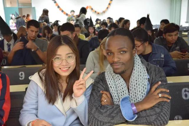 山东某大学“陪读女”成网红，围着三名留学生转