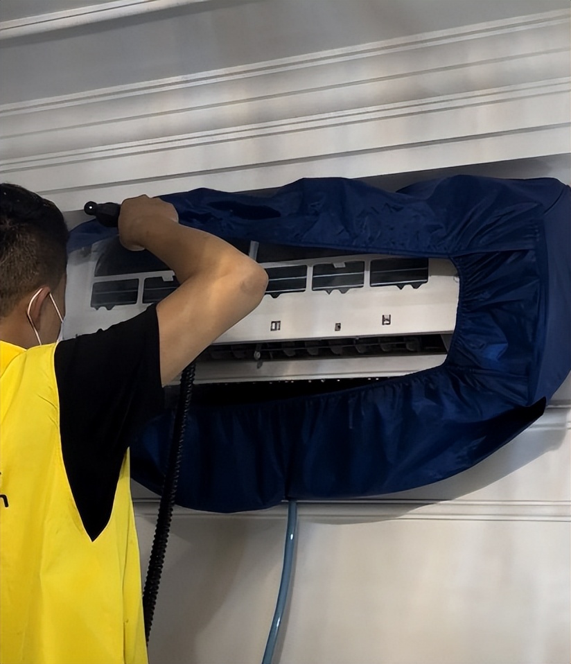 柜机空调清洗专业上门清洗,专业空调深度清洗进行中