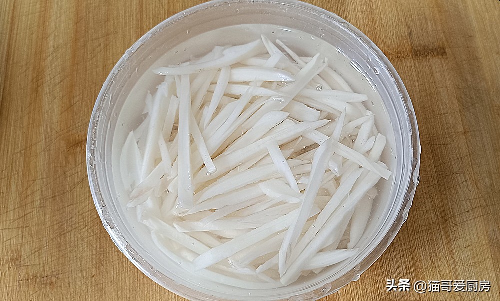 莲藕做泡菜好吃又简单,做泡菜黄瓜白糖加莲藕做法