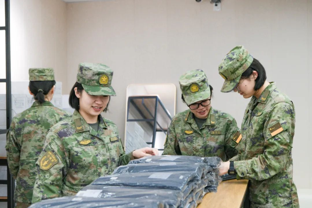 VR试镜、自主选购、即申即领！火箭军某部线下超市，多款被装“一站式”购齐！