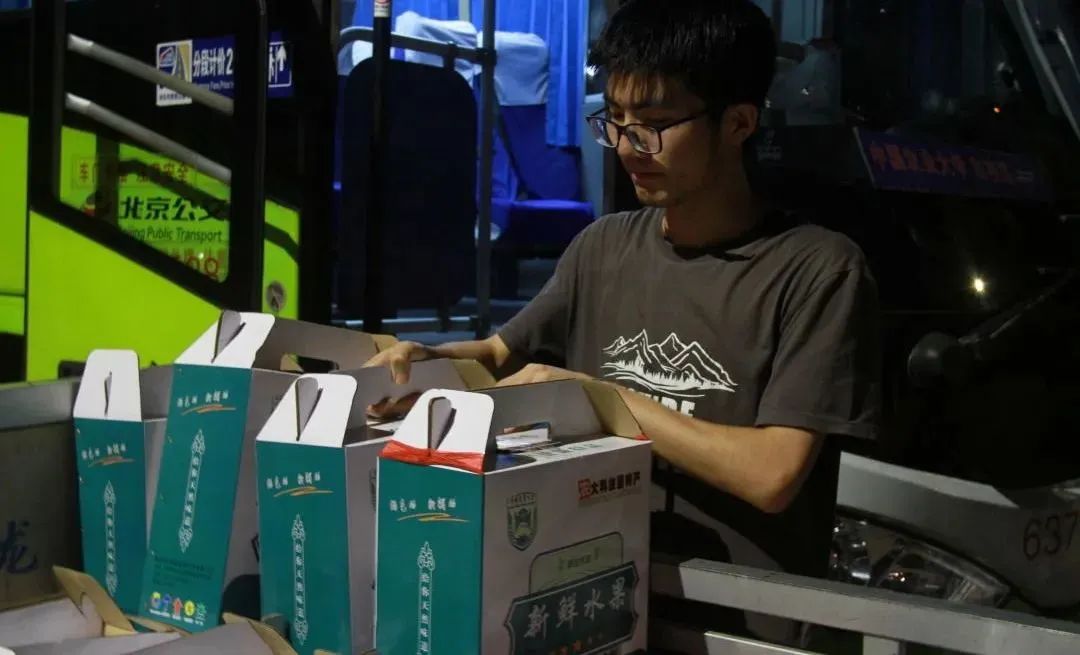 高校送毕业生5000斤自研水果,大学毕业送给学弟学妹们什么礼物