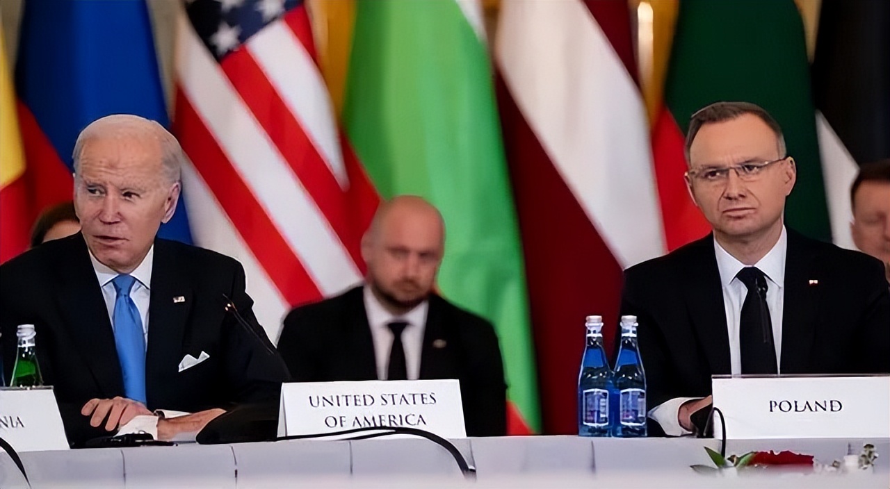 拜登摔倒内容被曝光,拜登下飞机摔倒是真的吗