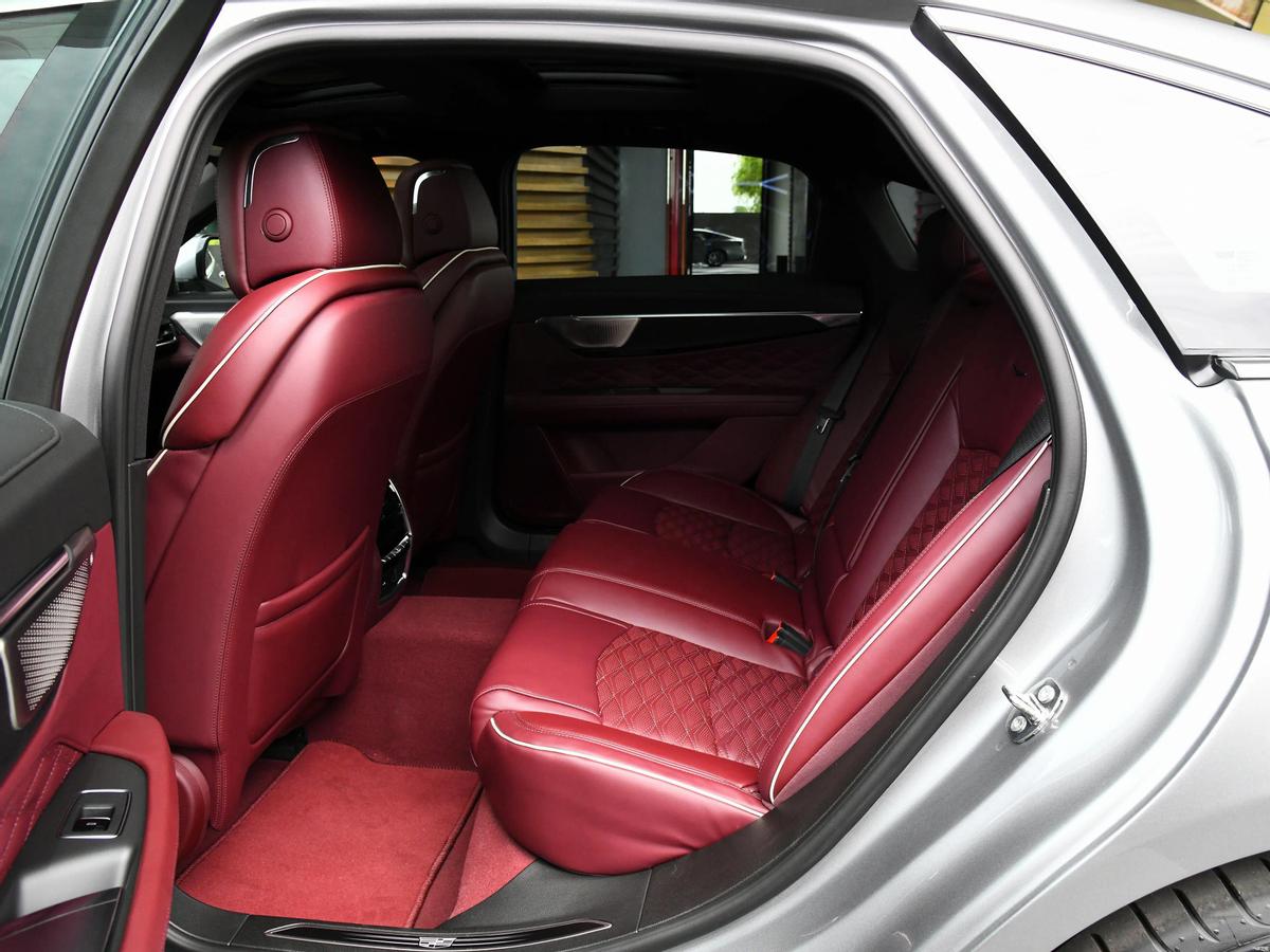 低调而又豪华的年轻轿车,低调豪华的轿车