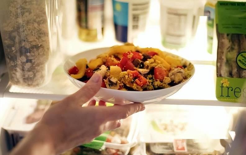 隔夜菜隔夜肉隔夜饭隔夜水能吃吗,隔夜水隔夜菜不能吃是真的吗