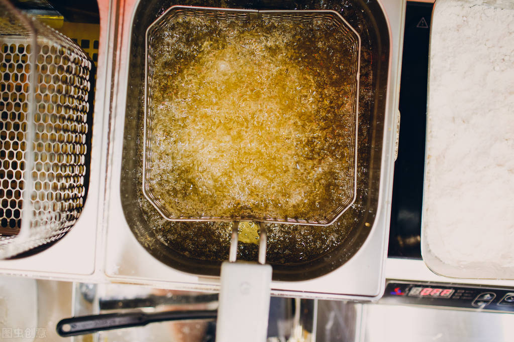 油炸的油如何去黑渣,油炸过的油怎么处理才会清