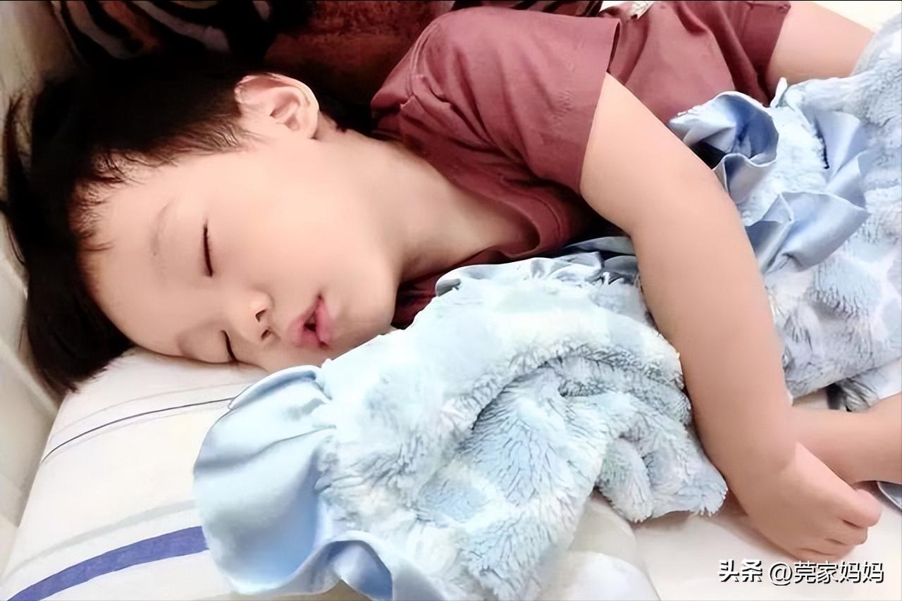 天凉了孩子老踢被？原因不仅仅是热，5招应对让娃安睡一整晚