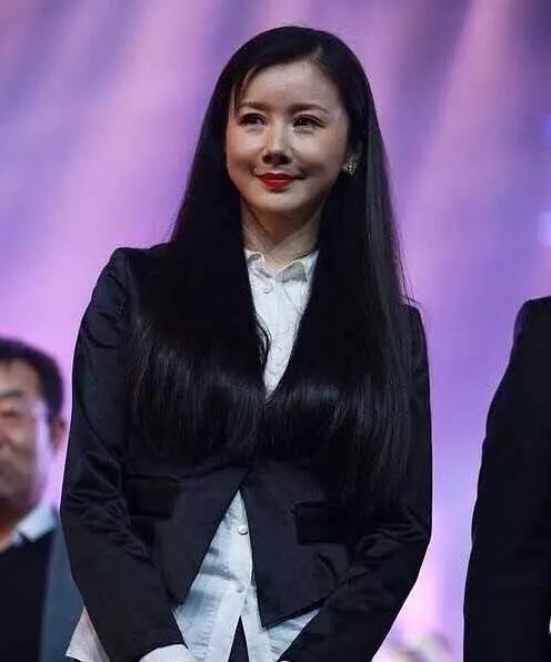 盘点有哪些明星在舞台上露过腹肌,假腹肌假翘臀