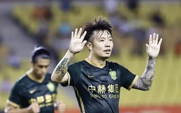 张稀哲轻巧一顺，巴顿脚后跟传球，这就是“小快灵”的精髓