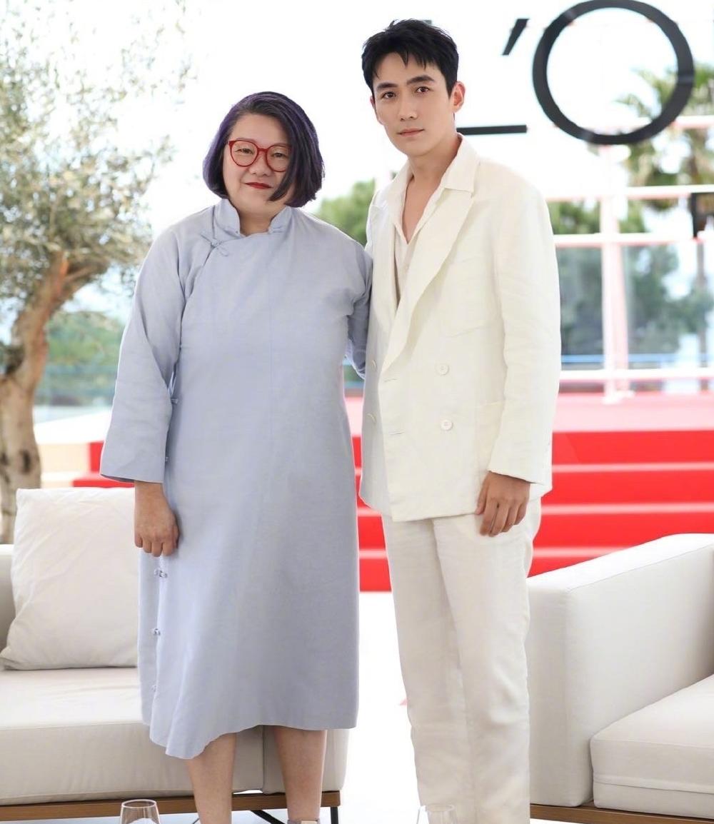 洪晃晒和龚俊闭眼合照被粉丝围攻,洪晃朱一龙龚俊