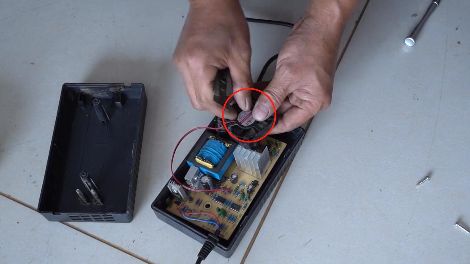 电动车充电器充电时有噪音怎么办,电动三轮车充电器开始充电噪音大