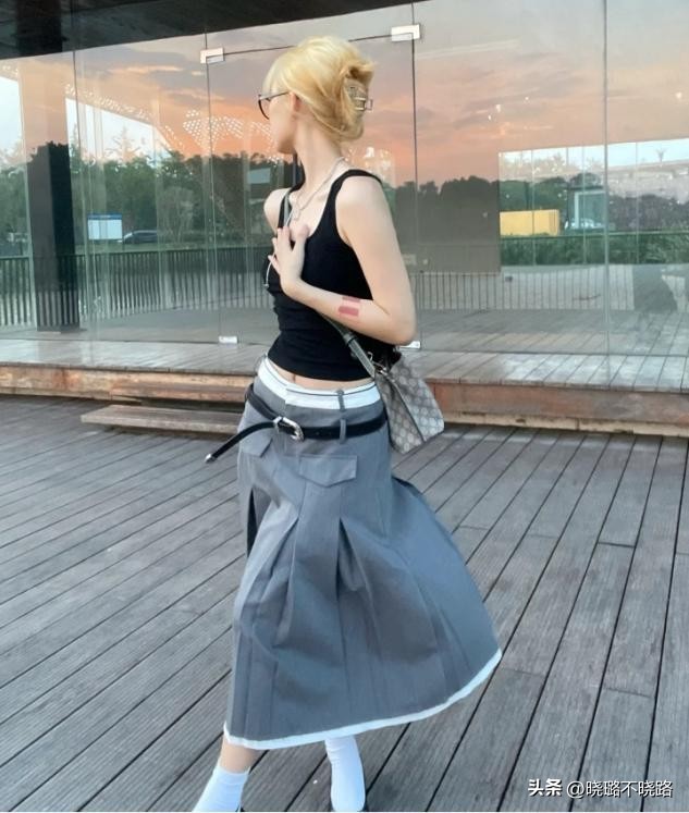 低腰露脐休闲裙怎么搭配,低腰裙搭配什么裙子好看