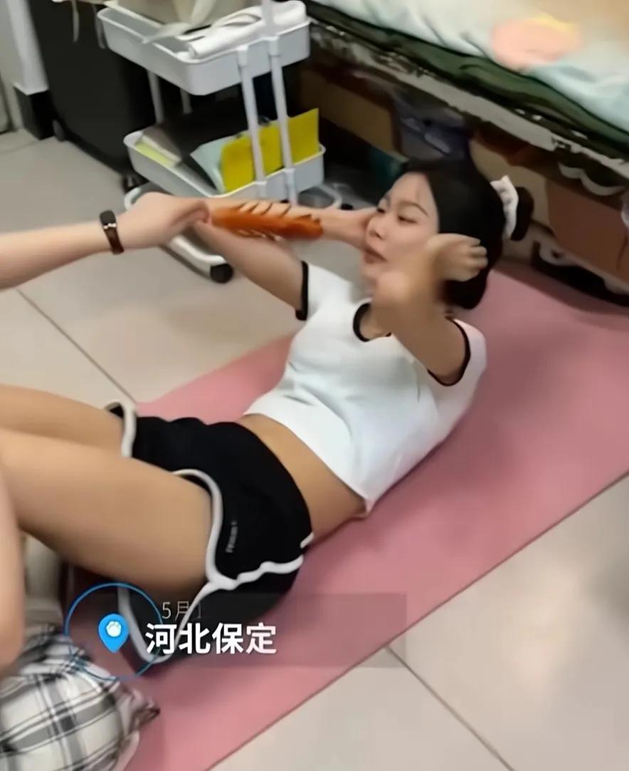 女生用炸串吸引做仰卧起坐减肥，“非常有动力都不觉得累”