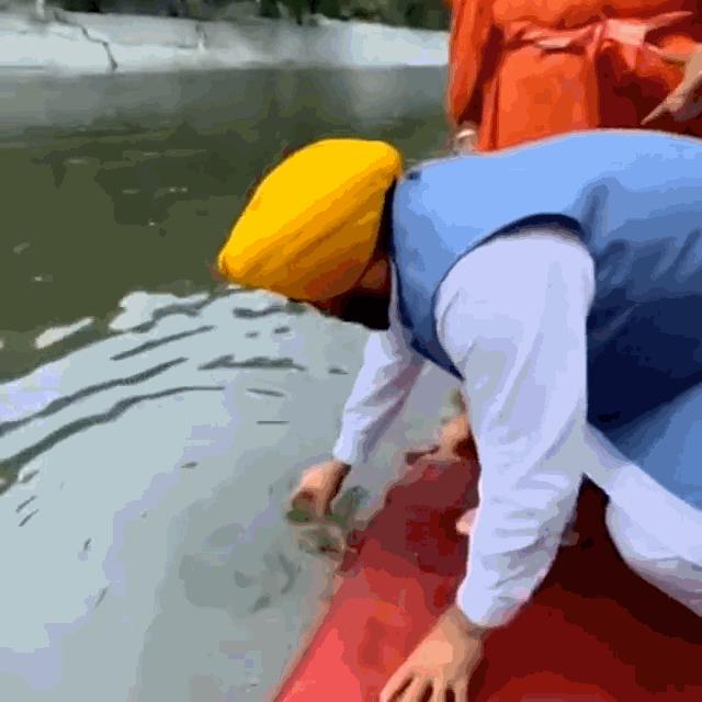 印度恒河水那么脏为何不生病,印度恒河水到底多脏有粪便