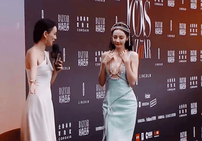 迪丽热巴穿深v抹胸礼服,迪丽热巴穿深v礼服被拍照