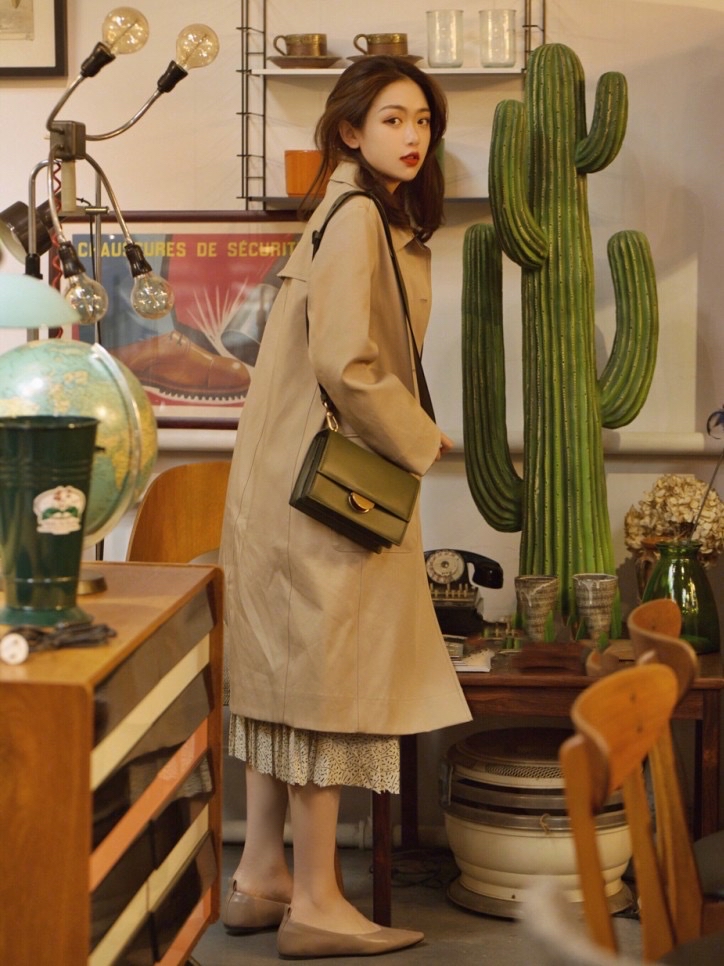 中款风衣怎么搭配鞋子和裤子好看,穿风衣搭配什么裤子什么鞋子