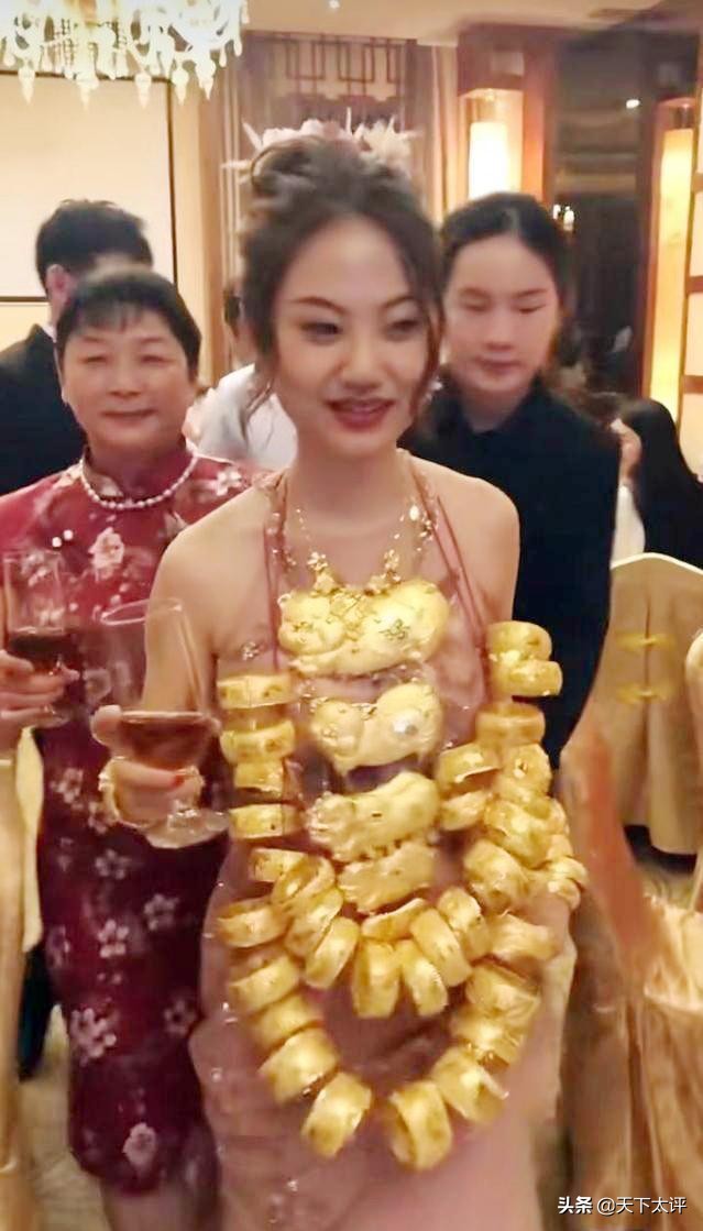 广东结婚新娘戴满金首饰,广州习俗给新娘戴金