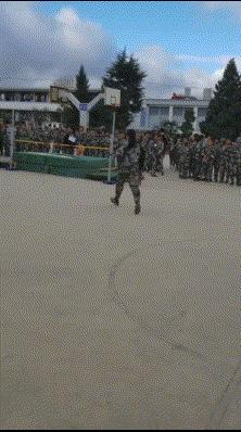 我想问一下这到底是足球还是篮球呢？这电棒是干什么用的