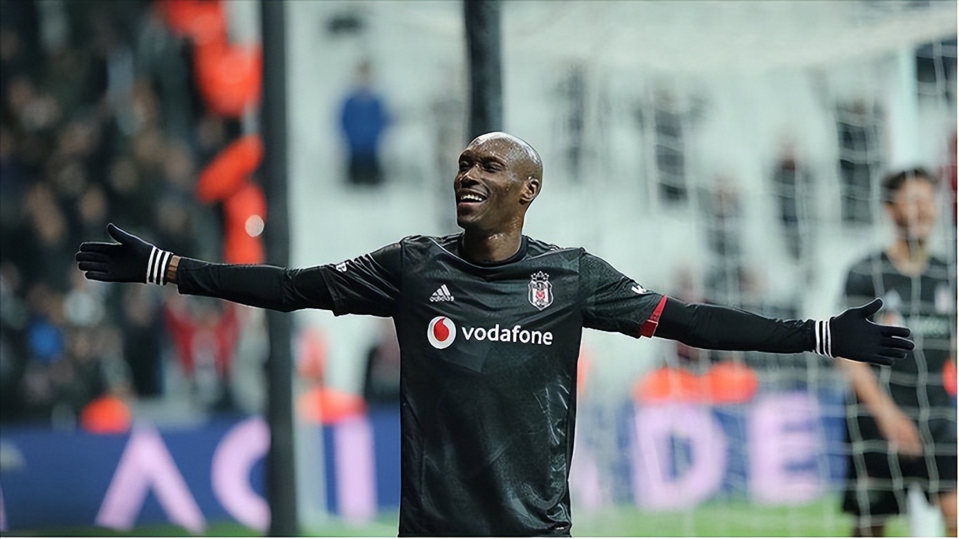 为了参加世界杯，他在不停输球的国家队坚守了20年