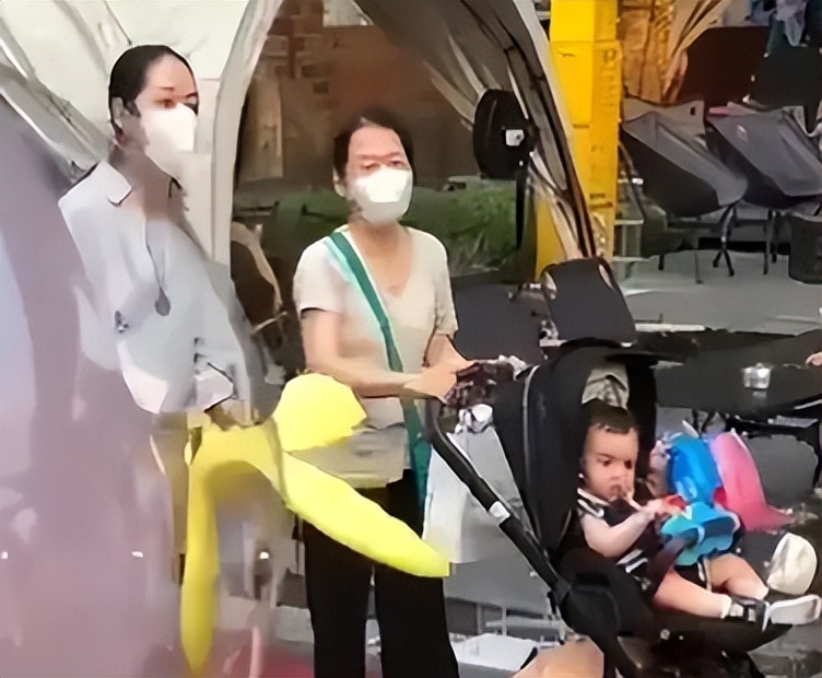 向佐夫妇参加家宴,向佐与郭碧婷甜蜜合照