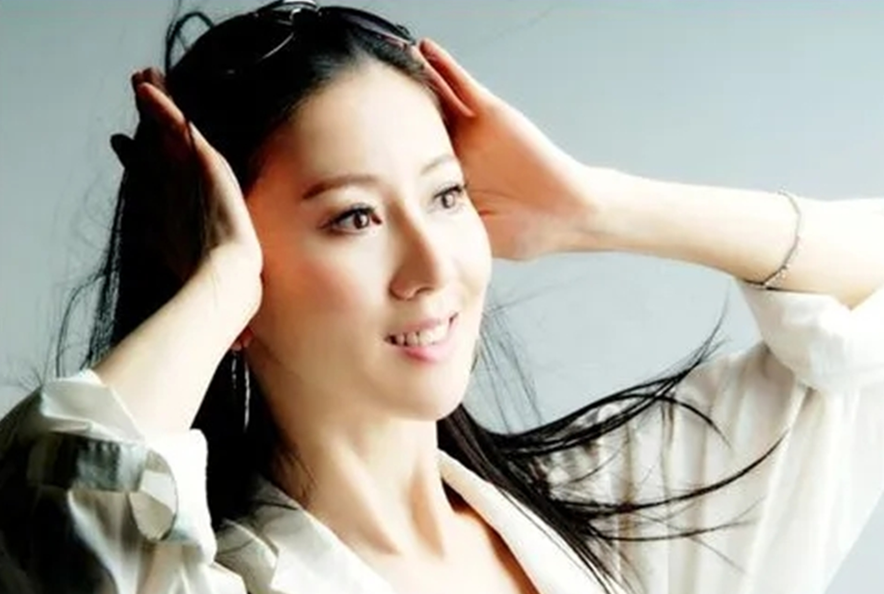 汤加丽：因“人体模特”和丈夫离婚，被父母嫌弃，如今46岁仍单身