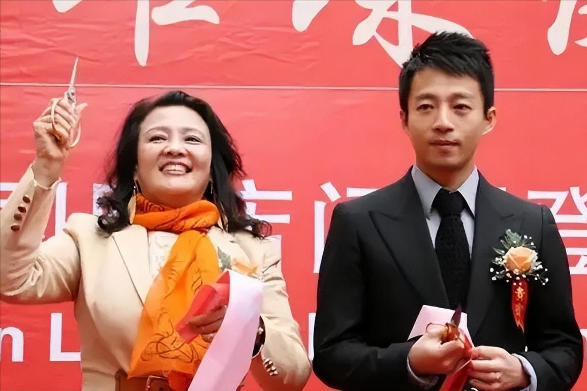 王思聪疑借好友900多万手表炫富，身边女伴颜值普通，身份惹热议