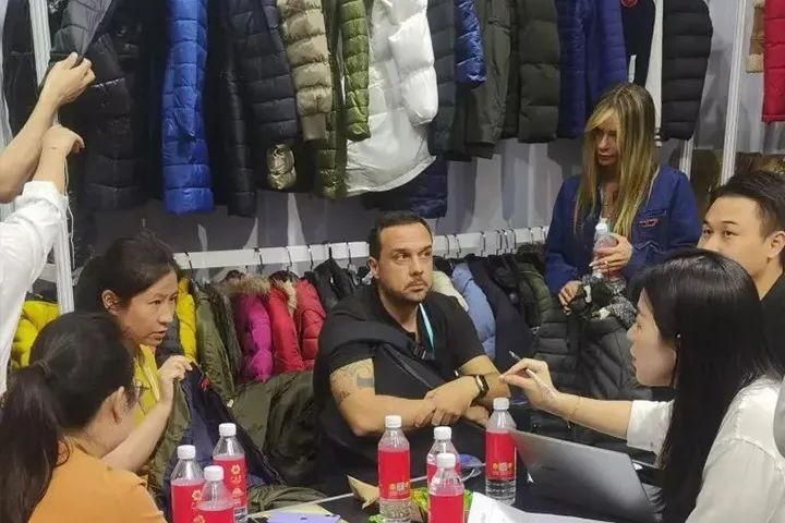 结交新朋友，促成新订单，羽绒及制品企业纷纷亮相广交会
