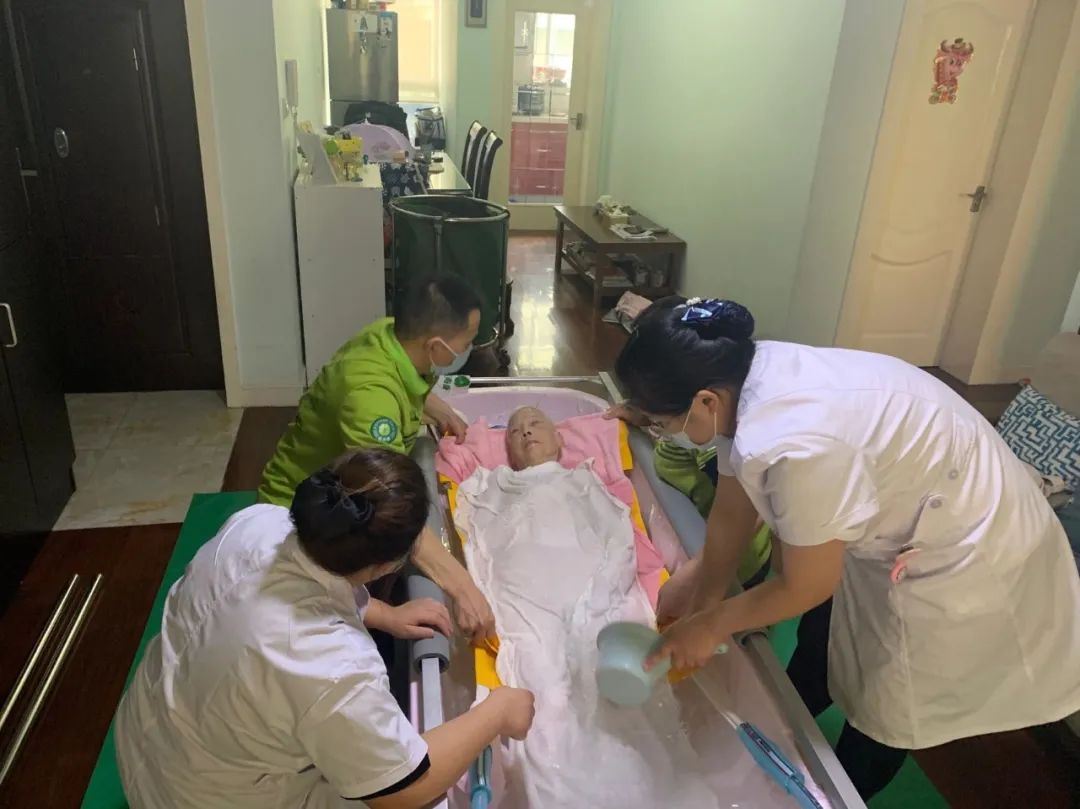 为老人洗澡：499一次，有人11年没洗，有的长疮，用洗澡恢复尊严