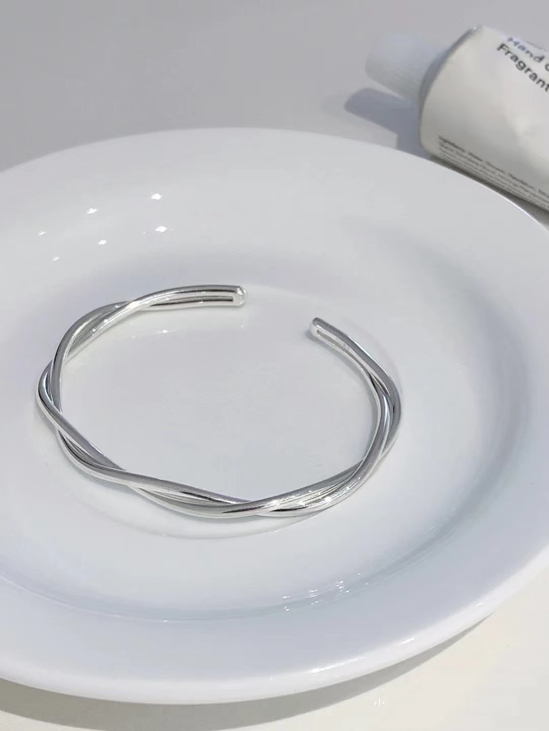 银手镯为什么戴多了俗气,银手镯特别便宜怎么办