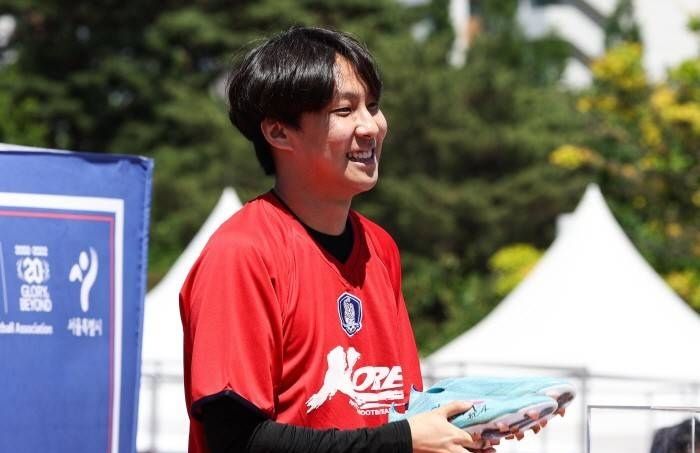 韩国2-0！孙兴慜乐开了花！赛前拍卖会，他穿过的球鞋卖了1600万