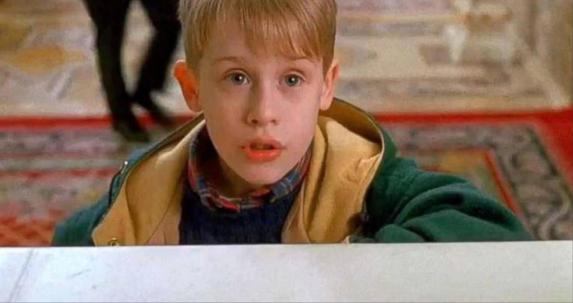 “小麦”智斗两个偷贼，笑点不断，暗示权力转移激发家庭成员潜力