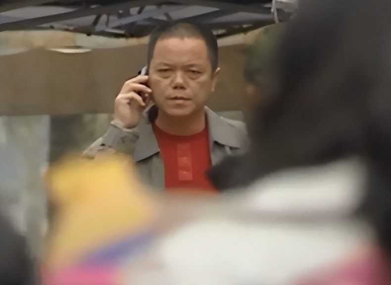 男子养鸡却不靠鸡赚钱反靠鸡粪,男子养鸡不靠鸡挣钱卖鸡粪