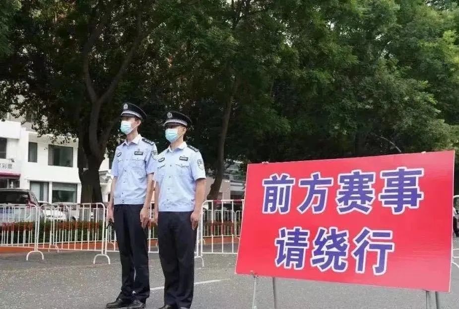 高温遇到警察的图片,高温下他们仍在坚守训练