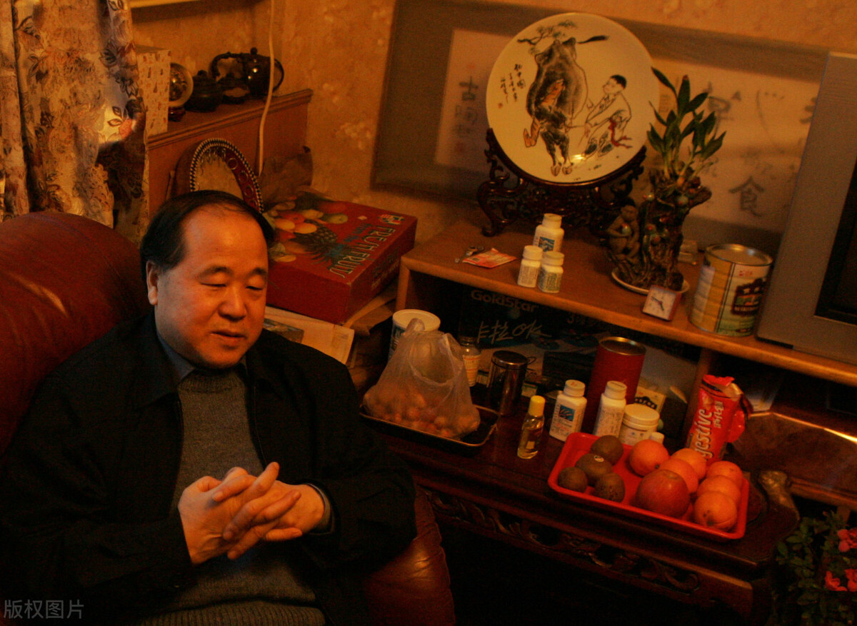 白狗秋和莫言的照片,莫言的白狗荡秋千