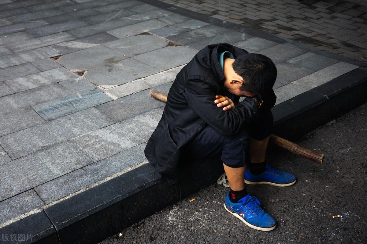 女人独自在家带娃崩溃大哭,带娃太累崩溃大哭