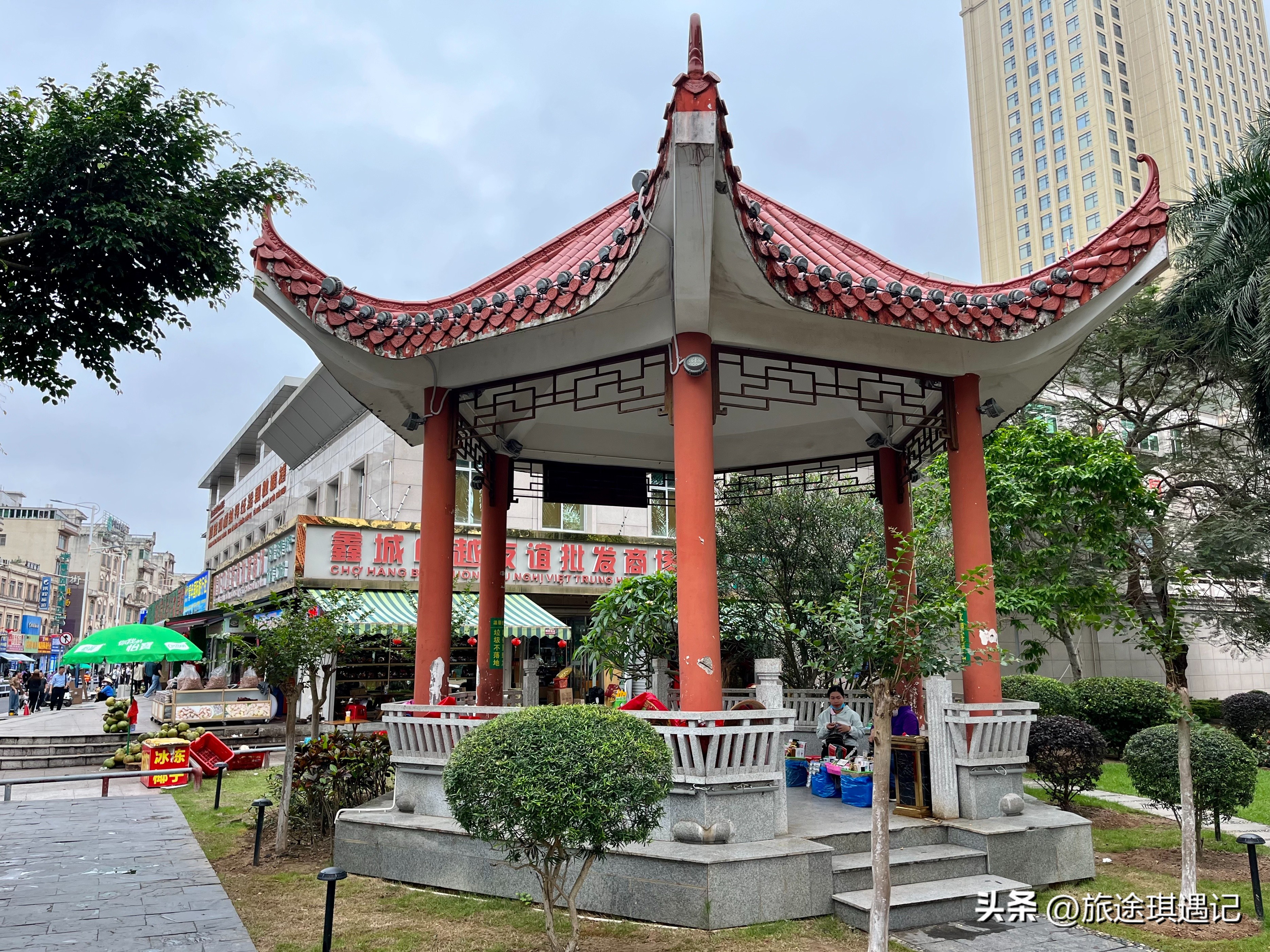 东兴与越南边境交界处,越南人看东兴北仑河