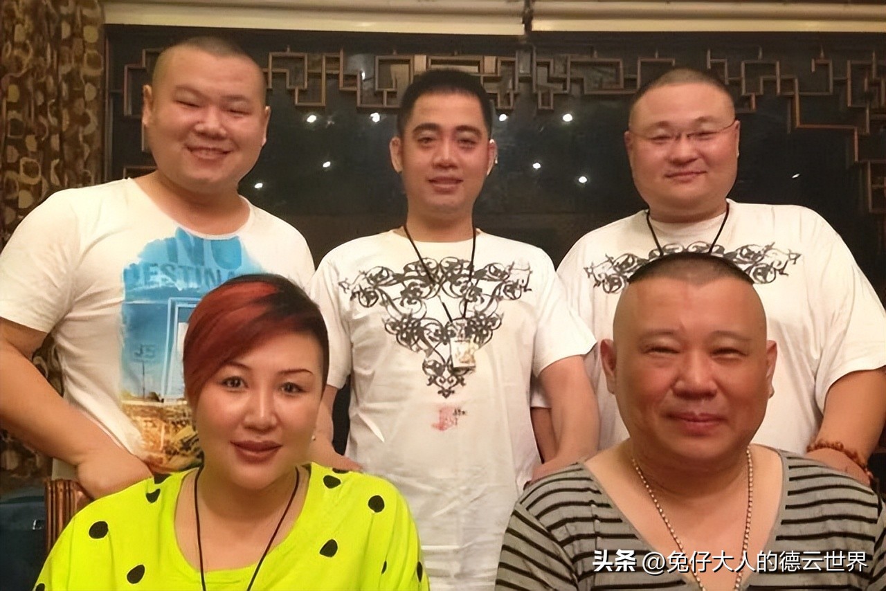 德云社郭德纲和徒弟一起同台,德云社郭德纲于谦同台