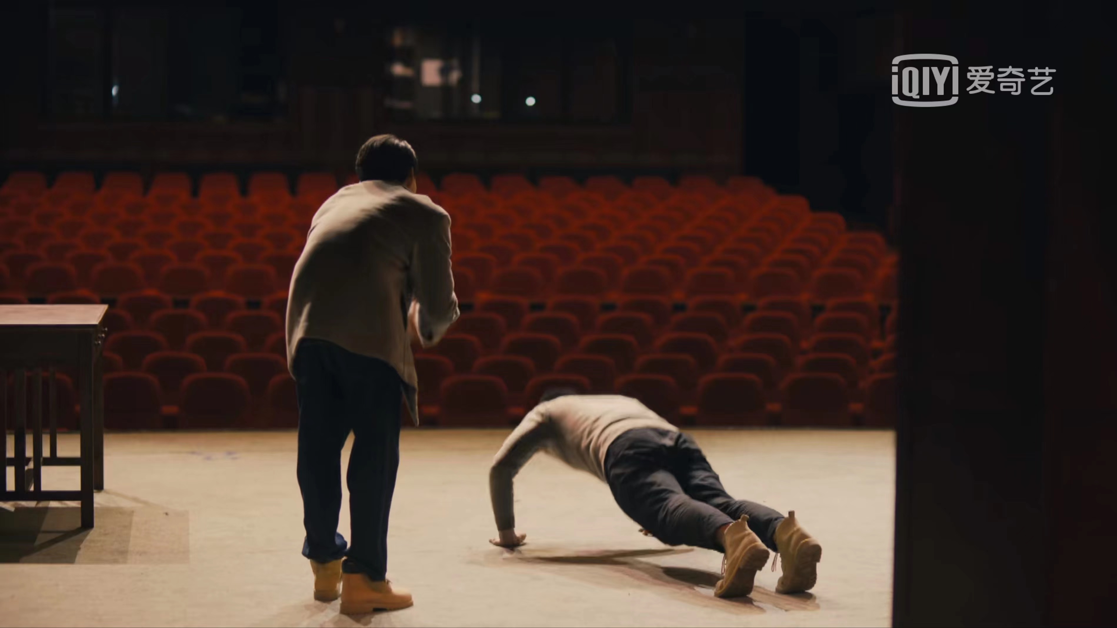 《人世间》：兰蔻小黑瓶、电动沙发，网友火眼金睛发现的14个穿帮