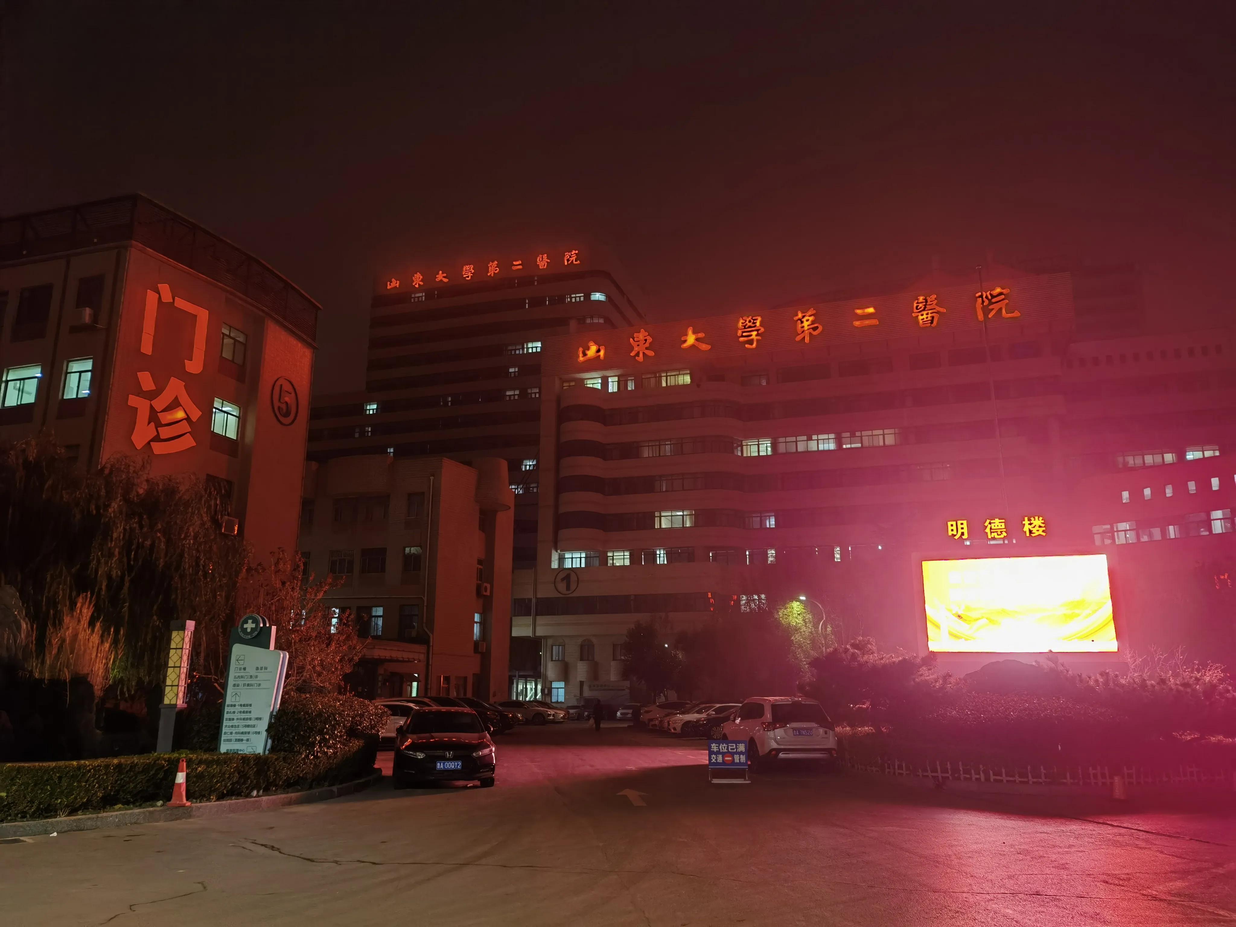 男子凌晨遇到残疾人卖橘子,男子寒风中卖橘子路过好心人购买