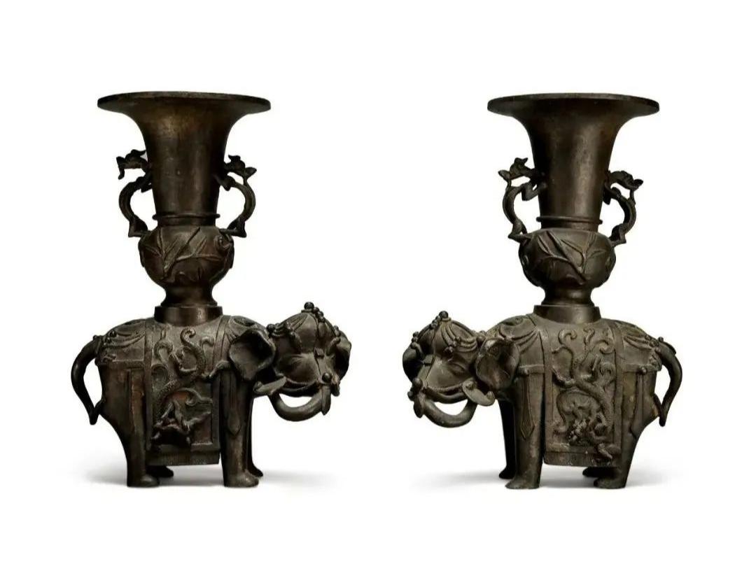 苏富比拍卖镂空八棱瓶,苏富比粉彩九桃纹天球瓶