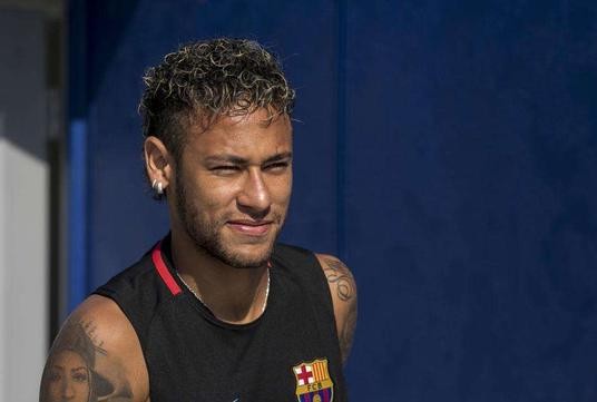 内马尔纹身全过程,内马尔纹身时视频