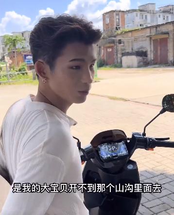 陆仙人每月都回老家，拍自己构思好的视频，骑电车上身直得像钢板