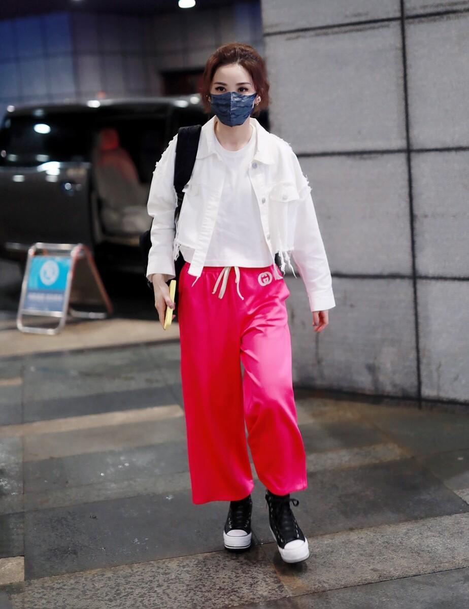 被阿Sa的穿搭美到了，白色牛仔衣配玫红色9分裤，时髦又减龄