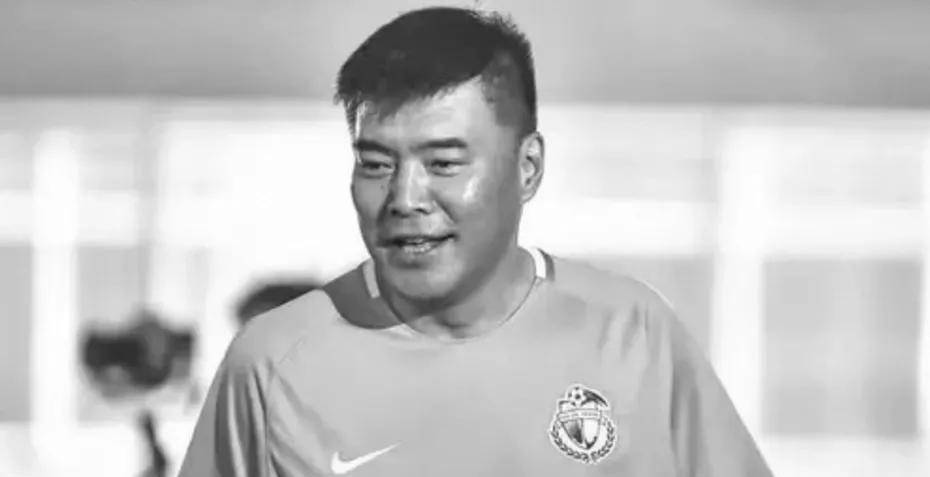 足球巨星在赛场上心梗,足球队员心源性猝死