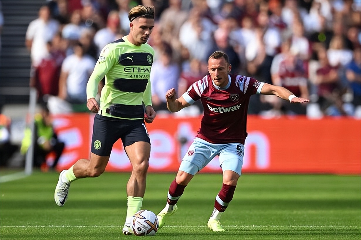 比黑丝更好看！破洞，超短，过膝，叠穿，足球袜有哪些个性穿法？