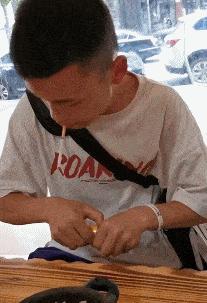 屏幕上出现五条白线什么意思,当屏幕出现五条虚线的时候