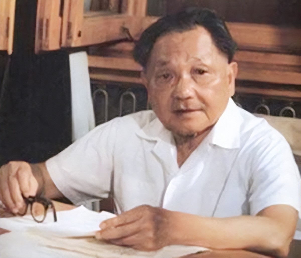 1986年，美国记者采访*小平邓**，看到他抽烟问道：能给我一支吗？