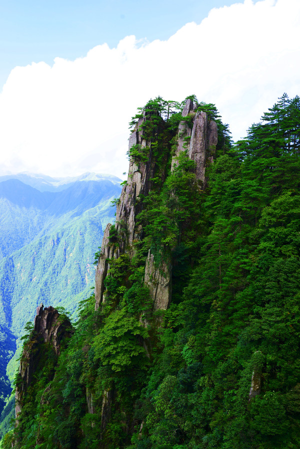 羊狮慕与张家界哪个好,江西明月山和羊狮慕哪个更值得去