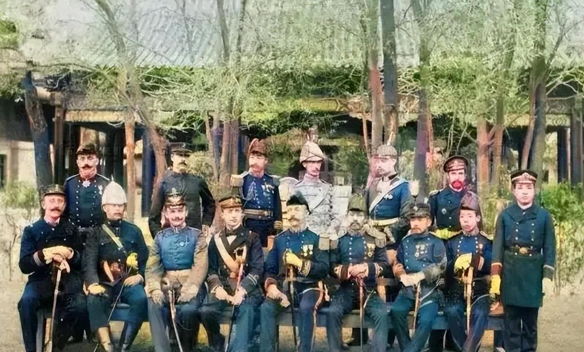 日军当着国军的面杀俘虏,日军侵华兽行