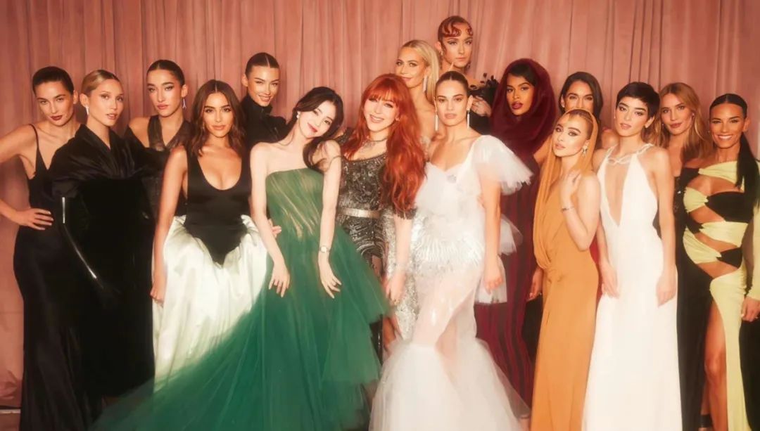 她是挺惨，但也不用这么同情吧？